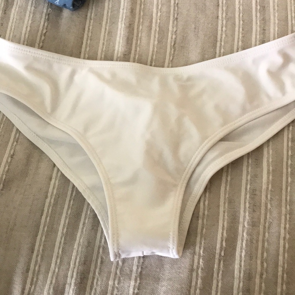 Bikini - Picture 2 of 6